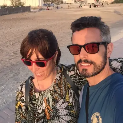 Robert Figueras and Gemma Dunjo, the founders of ReelHub, outdoors with a city skyline behind them